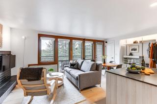 Chic Bend Condo with Fireplace and Forest Views! - Bend - 3