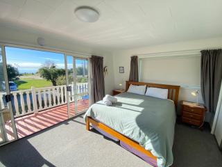 Coastal Charm in Patons Rock - Rangihaeata - 0