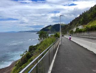 Monte y playa junto al mar - 3