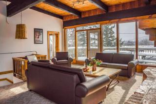 Spacious 8 BR Chalet at Blue Mountain, Private Beach Access, Hot Tub, Sauna, BBQ, Petfriendly - 2
