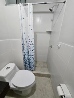 Habitación individual con baño independiente, servicios y cochera - 2