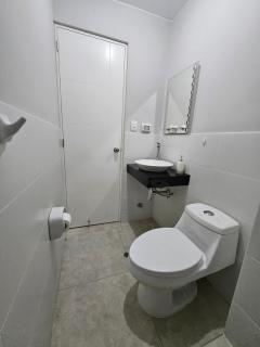 Habitación individual con baño independiente, servicios y cochera - 1