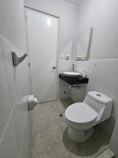 Habitación individual con baño independiente, servicios y cochera - 5