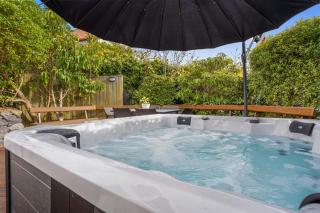 Panoramic City Views with Hot Tub - 8