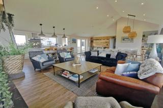 HIGH TIDE- LUXURY DEATCHED BUNGALOW- Sleeps 10 or 12 - Annexe option - Trearddur - 0