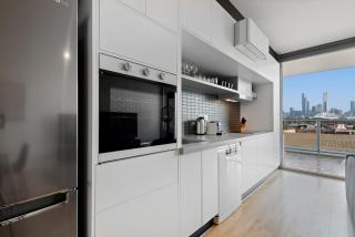 Modern 1-Bed City Skyline Views & Close to Shops - Melbourne - 8