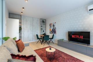 Stylish 1BR Apartment with Balcony in Vibrant Business Area - Bucharest - 6