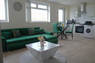 Luxury Apartment in Luton - 4