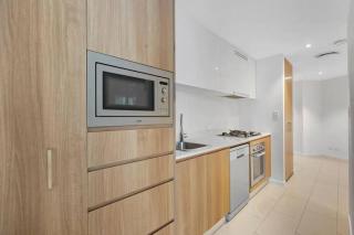 Location! CBD 2B1B Apt w/Parking, shared pool,gym - 3