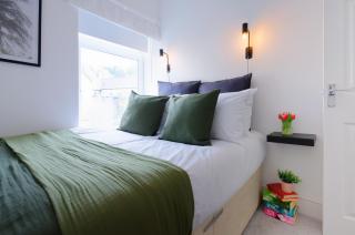 StayRight 3 Bed Home near Hiking Trails & Parks - Llwyn-y-pia - 2