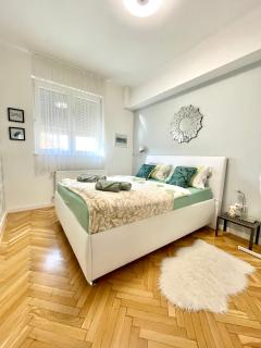 Mint Pearl Apartment 3 rooms 2 bathrooms at Kálvin Square - Budapest - 0