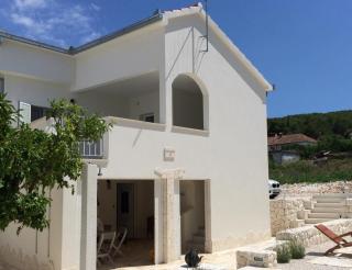 Freistehendes Ferienhaus auf 2 Etagen mit 2 Terrassen und großem privatem Garten mit Grill - Trogir - 0