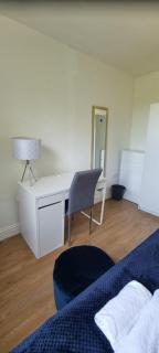 Eco View 1 Bed Apartment - 3 mins walk Mile End Station-Queen Mary University-Hospital - 6