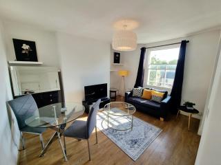 Eco View 1 Bed Apartment - 3 mins walk Mile End Station-Queen Mary University-Hospital - 3