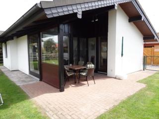 Schönes Ferienhaus mit Grill, Terrasse und Garten - Butjadingen - 0