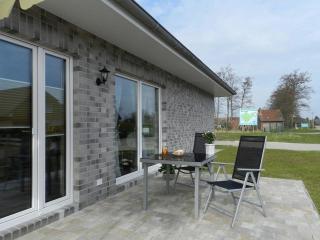 Ferienwohnung Seemannskajüte luxuriös ausgestatteter Bungalow mit Kamin, modernem Bad, Küchenzeile, Sonnenterrasse und 2 Fahrräder nur 600 m bis zum Strand mit Strandkorb - Butjadingen - 0