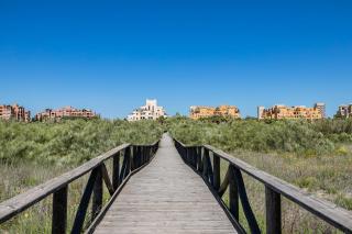 APARTAMENTO DOS DORMITORIOS BAJO, VISTAS PISCINA - Isla Canela - 2