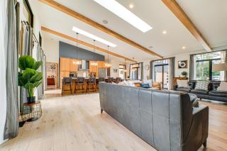 Chic Bellaire Home with Outdoor Kitchen on Clam Lake - 3