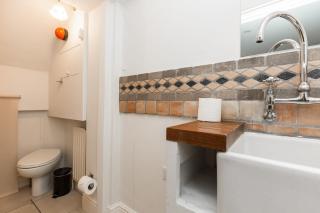 Stunning 3BR Home With Terrace in Knightsbridge - 1