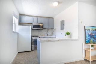 Stylish 2 bed 1 bath w/Free Parking! - Fort Lauderdale - 2