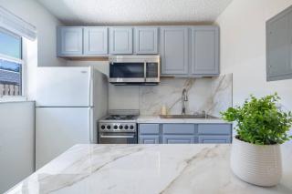 Stylish 2 bed 1 bath w/Free Parking! - Fort Lauderdale - 1
