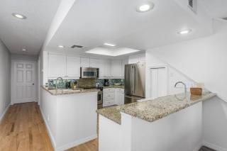 Sun-drenched Townhome on beautiful Madeira Beach! - St Pete Beach - 6