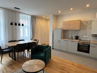 schönes Design, 3 Queensize-Betten, Walk In Dusche, Küche komplett mit Nespresso, Kinder Zusatzpaket möglich Kleinkinderbett, Kindergeschirr, Hochstuhl - 0