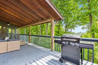 Hot Tub I Mountain View I Game Room I Sleeps 18 - Morganton - 1