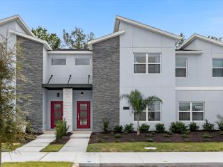 Townhouse with themed rooms and pool in a resort - 7