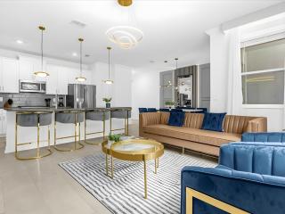 Townhouse with themed rooms and pool in a resort - 4