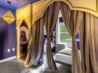 Townhouse with themed rooms and pool in a resort - 8