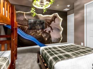 Townhouse with themed rooms and pool in a resort - 6