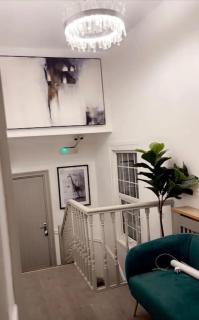 The Lux Ville, Stunning 6 Bedroom Home in London - 2