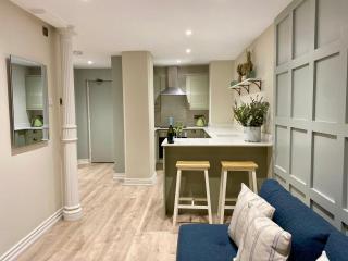 Victoria Bar Walls by Chateau Anna, Central York - free parking - 2