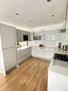 Spacious 4BR 4BA gated townhouse with balconies, Central JQ - Birmingham - 5