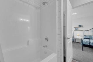 LovelyHome-Foosball-NearAirport-5 Queen Beds -Air conditioning - 7