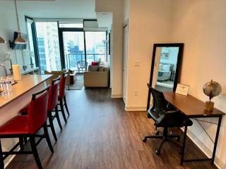 Ruby Getaway-Highrise, Balcony, Year-round Pool, City View! - Atlanta - 1