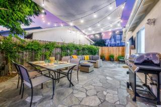 Modern Cottage, Hot Tub, Bistro Patio, Putting Green, Walk to All! - 7