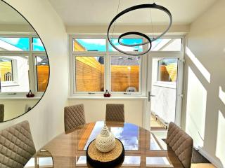 Newly Renovated Gem - Free Parking & Modern Comfort - Glasgow - 3