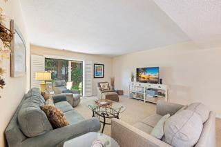 K in Master Q and T sleeper sofa sleeps 7 Bikes & Beach Gear included - 8