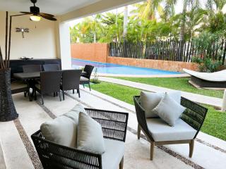 Relax, with our beautiful gardens, large pool and just steps from the beach and lagoon - Puerto Aventuras - 0