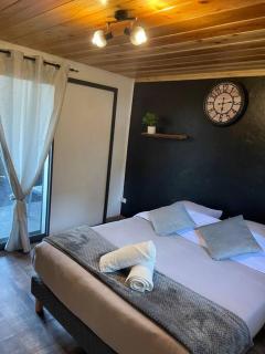 Bungalow la Jo Ya avec jacuzzi en supp À Bras-Sec - 1