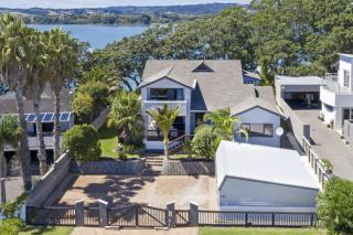 Seaside Serenity 4BR Modern Home - Auckland - 0
