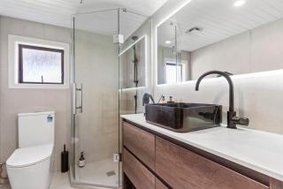 Seaside Serenity 4BR Modern Home - Auckland - 9