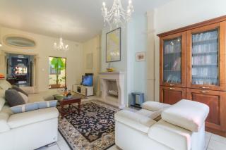 Well Located Townhouse & Courtyard Kalka - Happy Rentals - 3