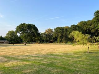 Stay at 'The Elms' in tranquil Church Norton, Selsey - Ground floor bedroom, own private bathroom, quiet beach, 2 acre garden by the sea, on edge of wildlife nature reserve - Selsey - 2