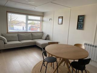 Beautifully appointed 2 storey chalet with access to outdoor swimming pool - 5 minute stroll to miles of sandy beach - Near to the Norfolk Broads & Great Yarmouth - Scratby - 8