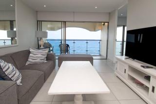 1001 Bermudas modern 3 bedroom beach front sea view apartment - Durban - 0