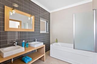 Villa Helene Norvilla - Luxury villa walkable to shops, restaurants, heated pool, close to Gale beach - 1