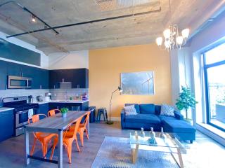 Luxury 3BR Spacious Suite Sleeps 8 Guests with Patio, Skyline View, Optional Parking and Gym Access Near McCormick Place and Lakefront - Chicago - 1